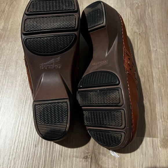 Dansko Womens Brown Leather Slip-On Clogs With Cutout Design & Cushioned Insoles - Picture 3 of 7